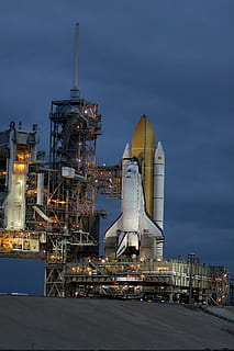 white and brown rocket on launching pad, discovery space shuttle HD wallpaper