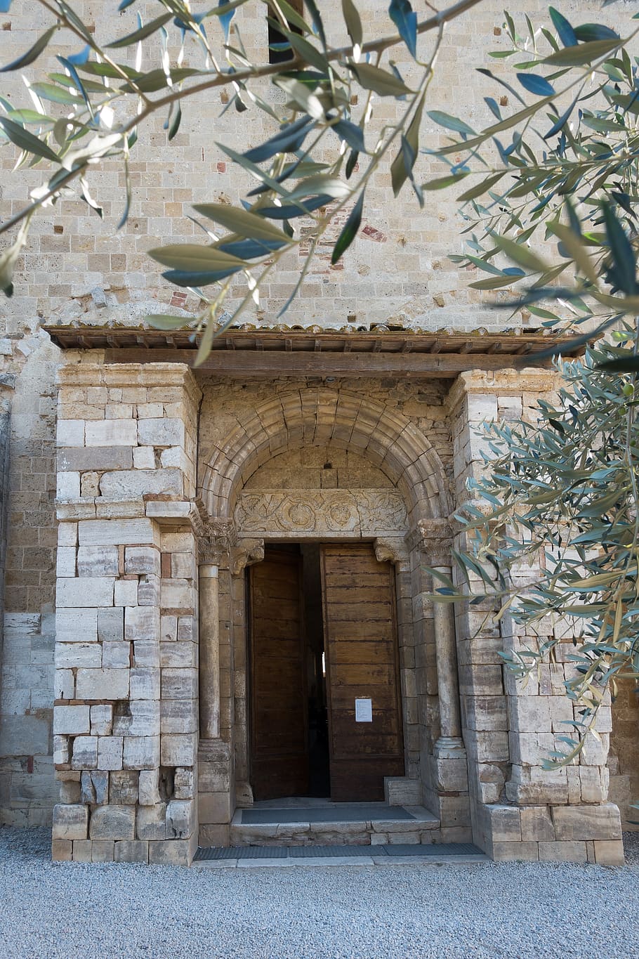 Портал s gate. Врата монастыря. Ворота в храмах Лавры. Греция входные врата в монастырь. Вход в монастырь.
