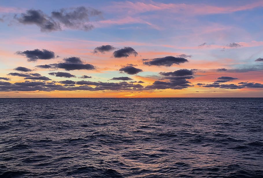 body of water during golden hour+, body of water under gray cloudy sky HD wallpaper
