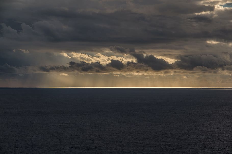 sea and gray clouds in the horizon, sun, light, sunset, sun and sea HD wallpaper