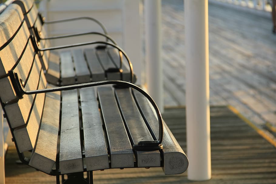 shallow focus photography of grey wooden benches, focus photography of waiting bench HD wallpaper