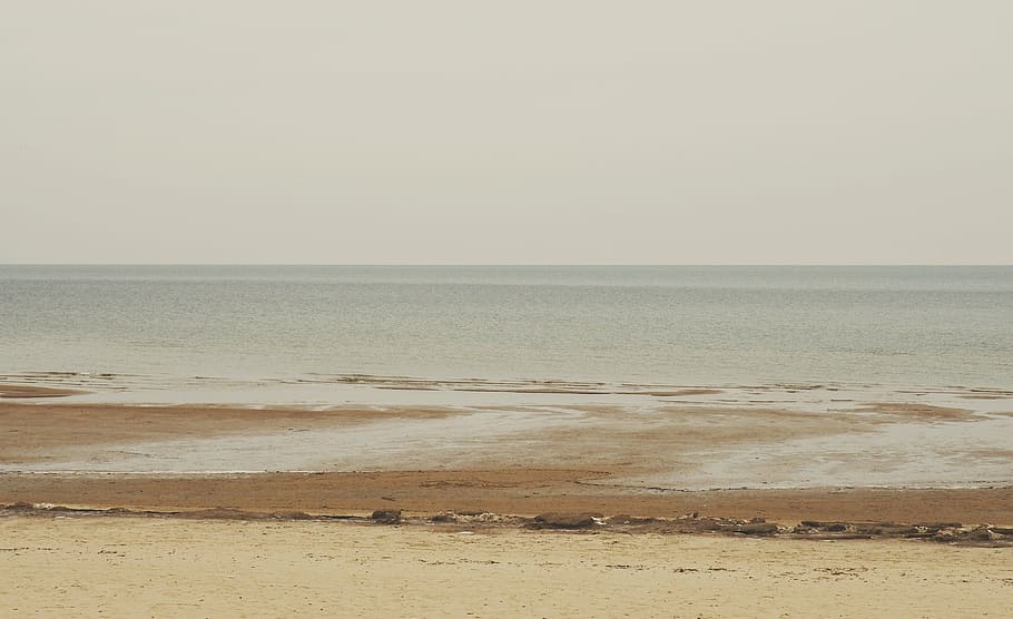body of water under cloudy sky, seashore, daytime, beach, sand HD wallpaper