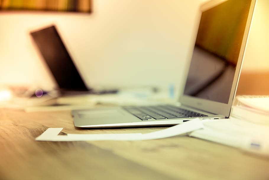 MacBook Air on top of table, shallow focus photography of laptop on table HD wallpaper