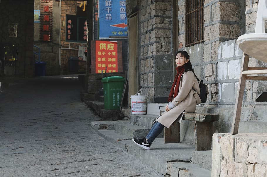 woman sitting on wood bench, woman sitting on bench, building HD wallpaper