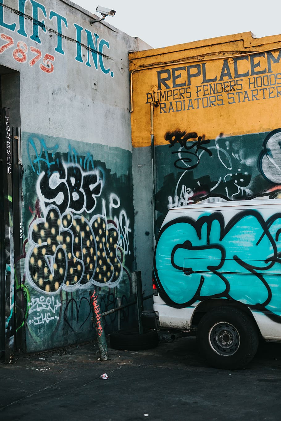 white van parked near concrete wall, replacement bumpers fender hoods wall graffiti HD wallpaper