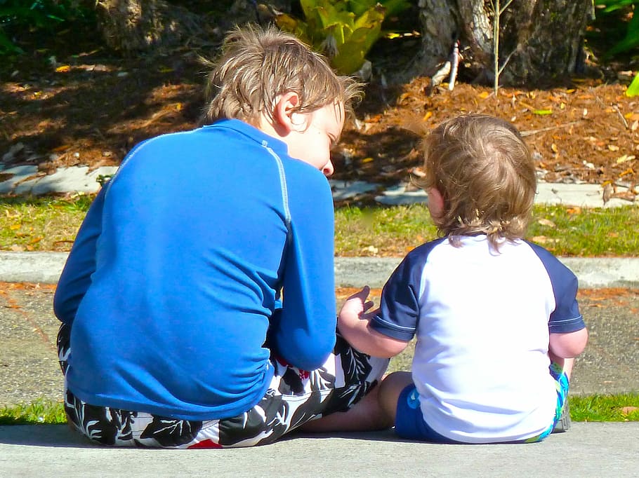 two boys sitting outside, brothers, siblings, advice, communication HD wallpaper