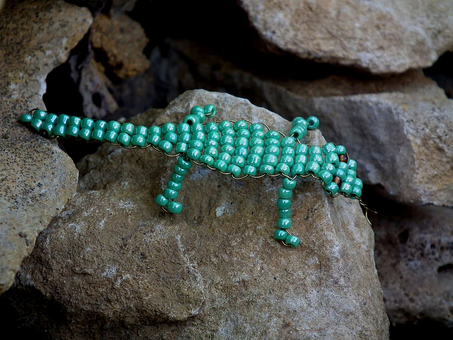 toy, lizard, beads, chaplet, stones, green, brown, one animal HD wallpaper