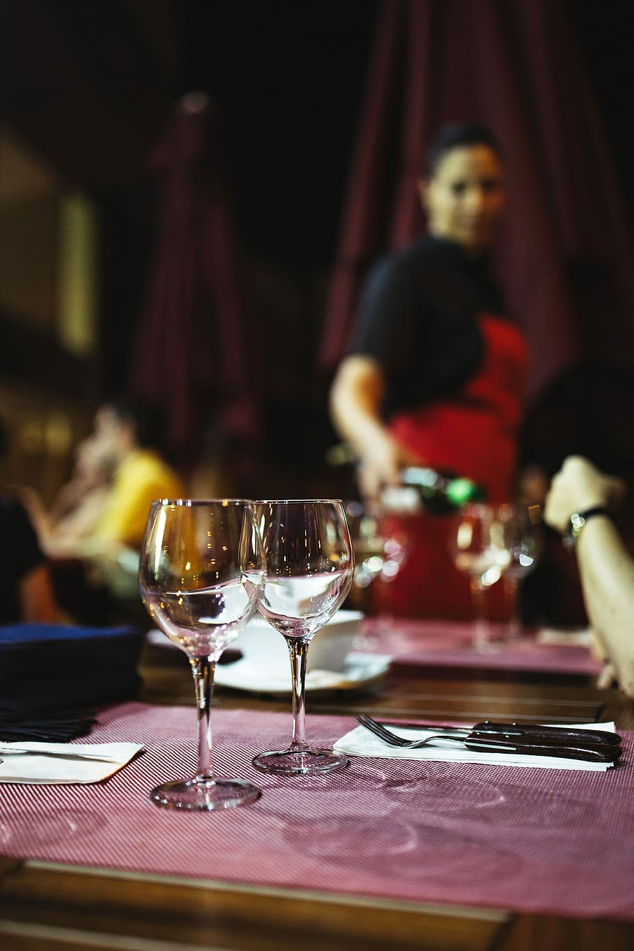 Close up picture of empty glasses in restaurant, table, drink HD wallpaper