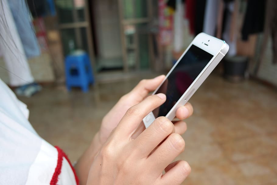 person holding silver iPhone 5s displaying black screen, mobile HD wallpaper