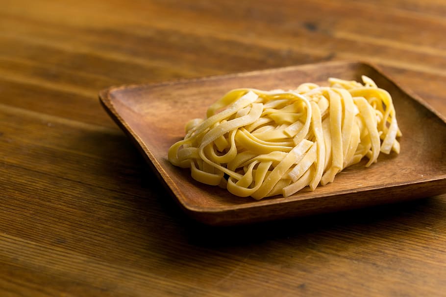 cooked flat pasta on brown wooden plate, noodles, food, freshness HD wallpaper