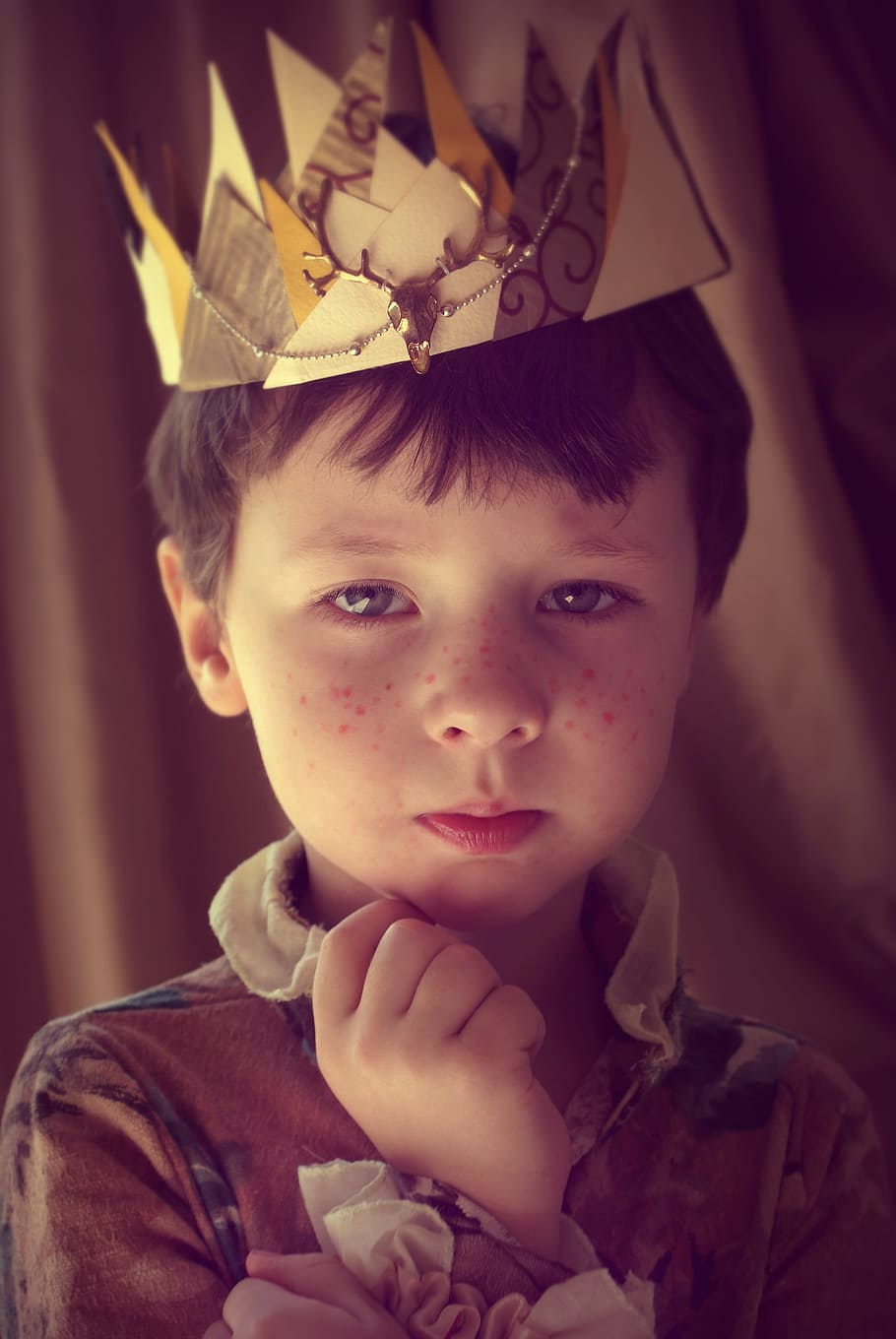 boy in brown collared ruffled top with crown portrait photo HD wallpaper