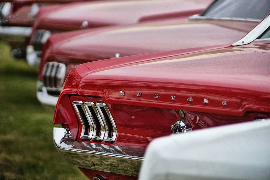 selective focus photography of parked red Ford Mustang cars, classic red Ford Mustangs, HD wallpaper