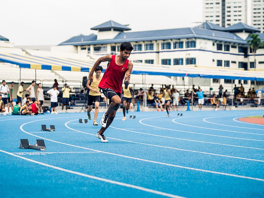 people playing track and field, men racing on track and field at daytime HD wallpaper