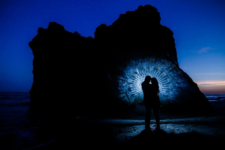 silhouette of couple near rock formation, light, glow, hold HD wallpaper