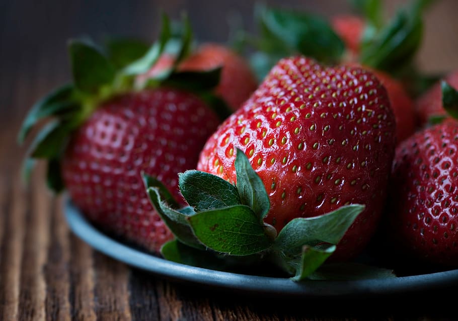 macro photography of strawberries on top of gray plate, red HD wallpaper