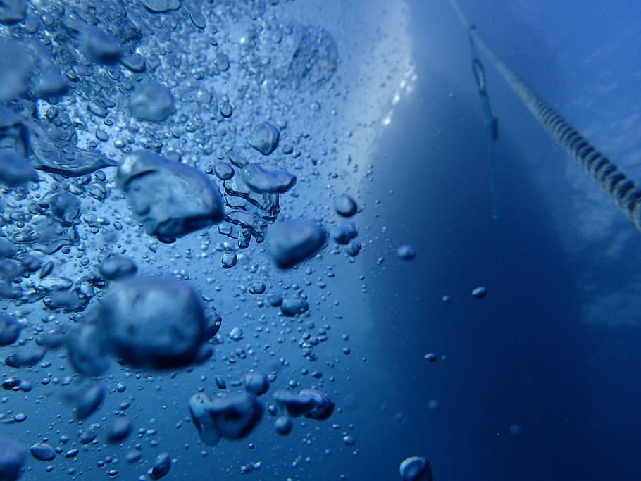Ascending, photo of bubbles underwater with boat above, rope HD wallpaper