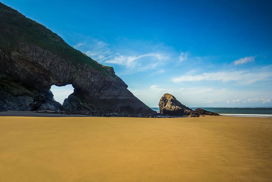 landscape photography of mountain cliff by the beach, Reefs HD wallpaper