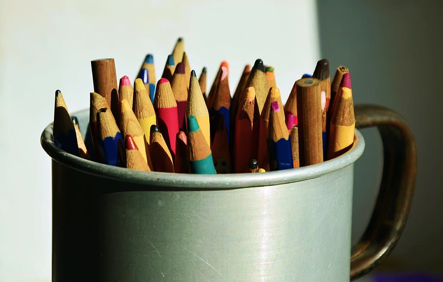 assorted color pencil on grey mug, colored pencils, pens, container HD wallpaper