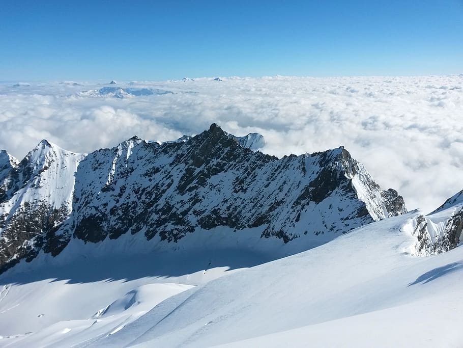 brown rocky mountain covered with snow, mountain covered in snow HD wallpaper