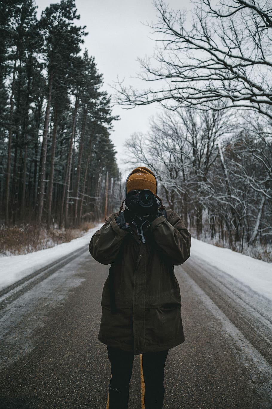 person in brown jacket holding camera, person holding black DSLR camera standing on road HD wallpaper