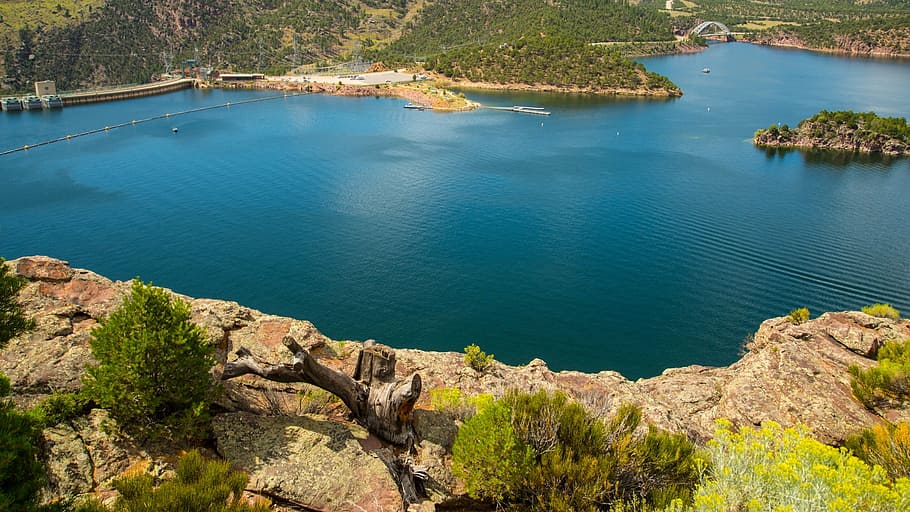 bird's-view photo of body of water near rock formations, green HD wallpaper