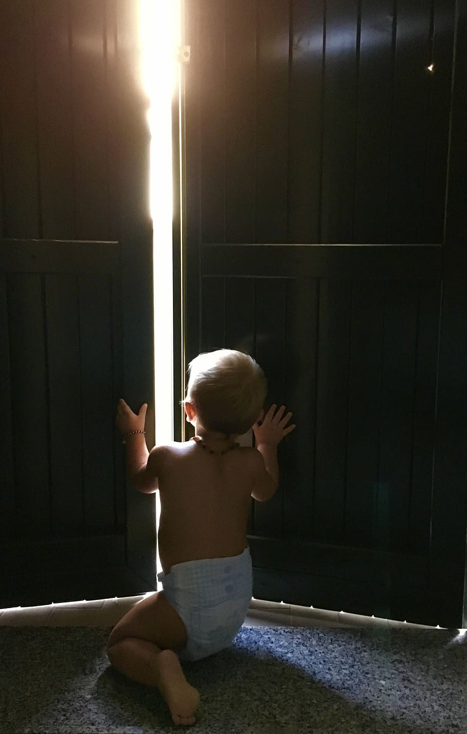 baby kneeling on the ground trying to open the door, light HD wallpaper