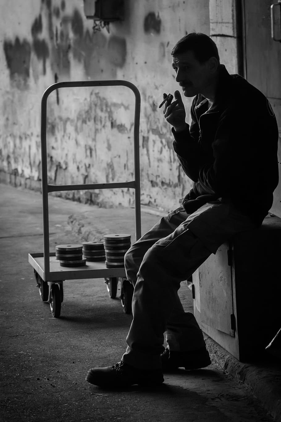 man, smoke, worked, working, relax, black and white, retro HD wallpaper
