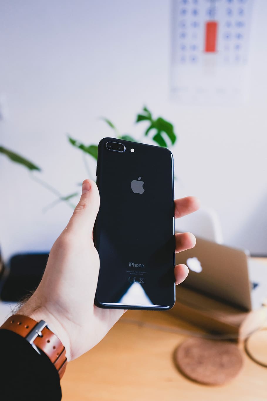 person's hand holding jet black iPhone 7 Plus, person holding jet black iPhone 7 Plus HD wallpaper