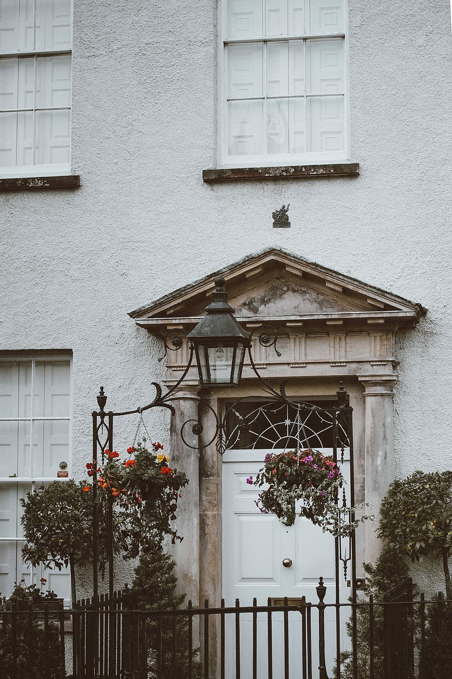English Townhouse, gray concrete house with flowers and gate HD wallpaper