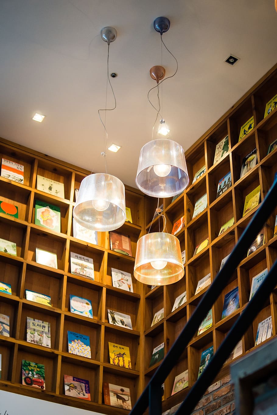 lamp, ceiling, books, bookshelf, bright, light, interior, room HD wallpaper