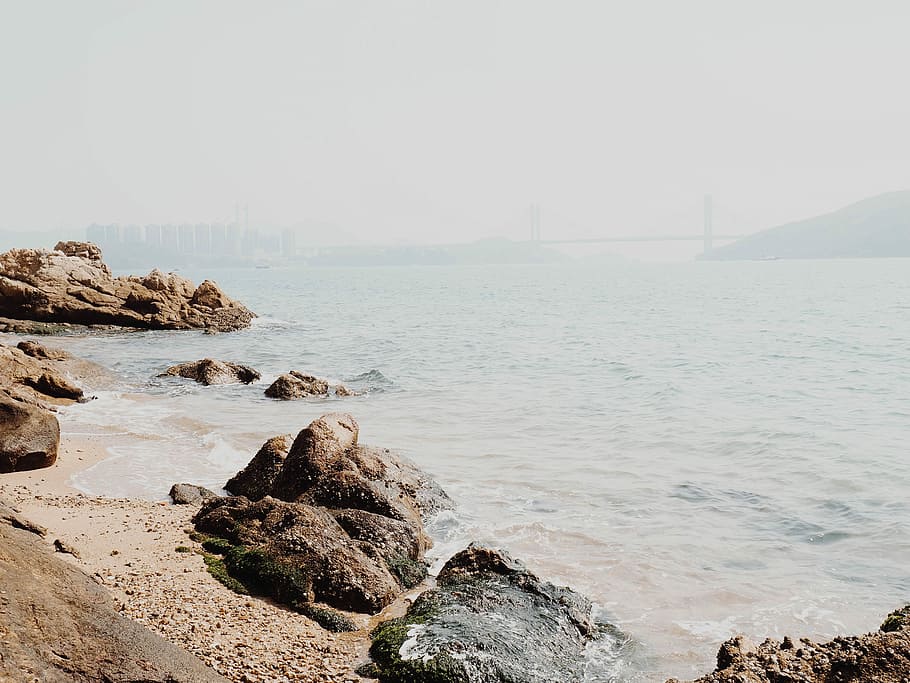 brown stone near water during daytime, rocks on seashore, beach HD wallpaper