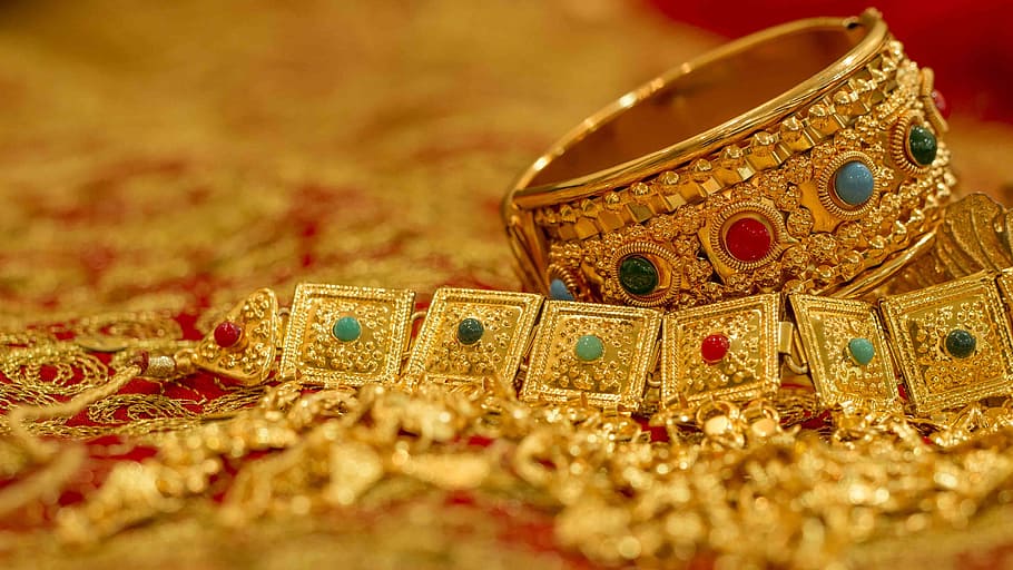 close up photo of gold ring and necklace, bahraini gold, jewelry, HD wallpaper