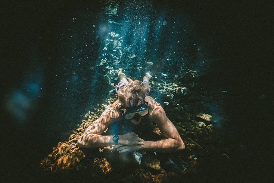 photo of man under water wearing black swimming goggles, man under the ocean HD wallpaper
