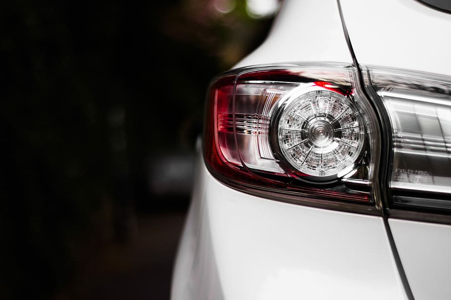 close-up photography of unpaired vehicle taillight, close-up photography of vehicle taillight HD wallpaper