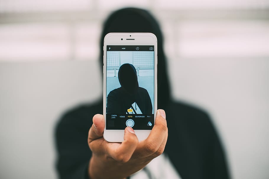 person wearing black top holding iPhone 6 taking picture, taking photo HD wallpaper
