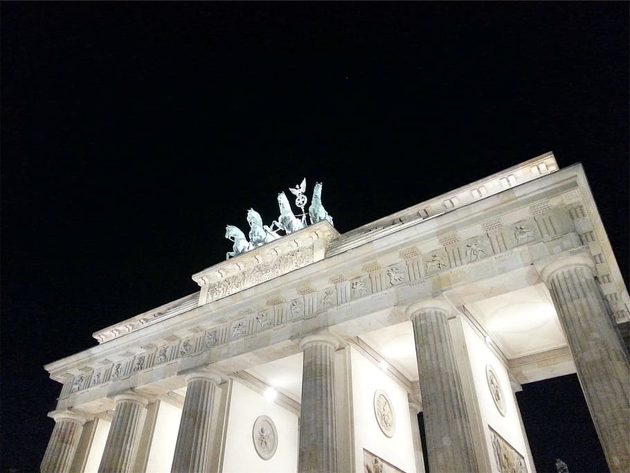 building, architecture, pillars, night, low angle view, built structure HD wallpaper