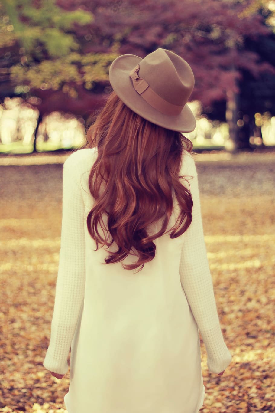 woman in white , strolling across a park, women, one Person, outdoors HD wallpaper