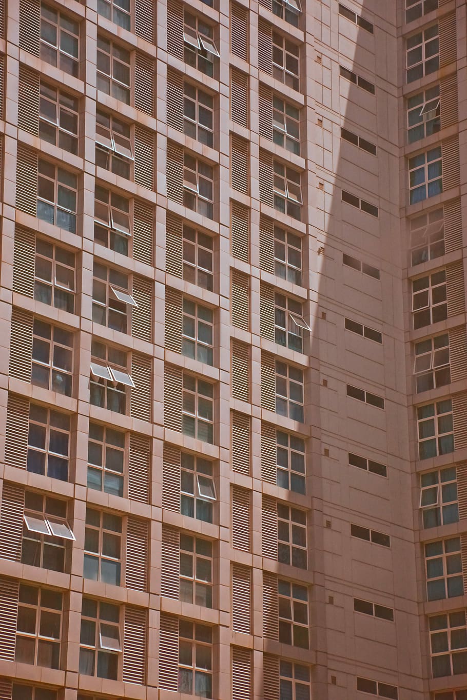 brown and white concrete building, brown high-rise concrete building HD wallpaper