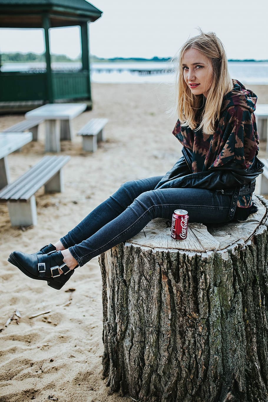 Beautiful blonde woman relaxing with a can of coke on a tree stump by the beach, HD wallpaper
