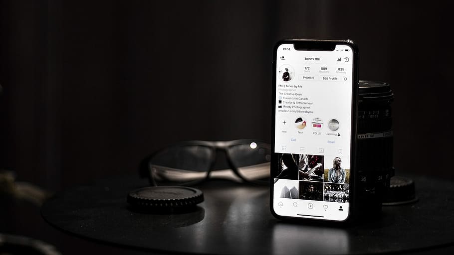 closeup photo of turned on iPhone X, space gray iPhone X on brown wooden table HD wallpaper