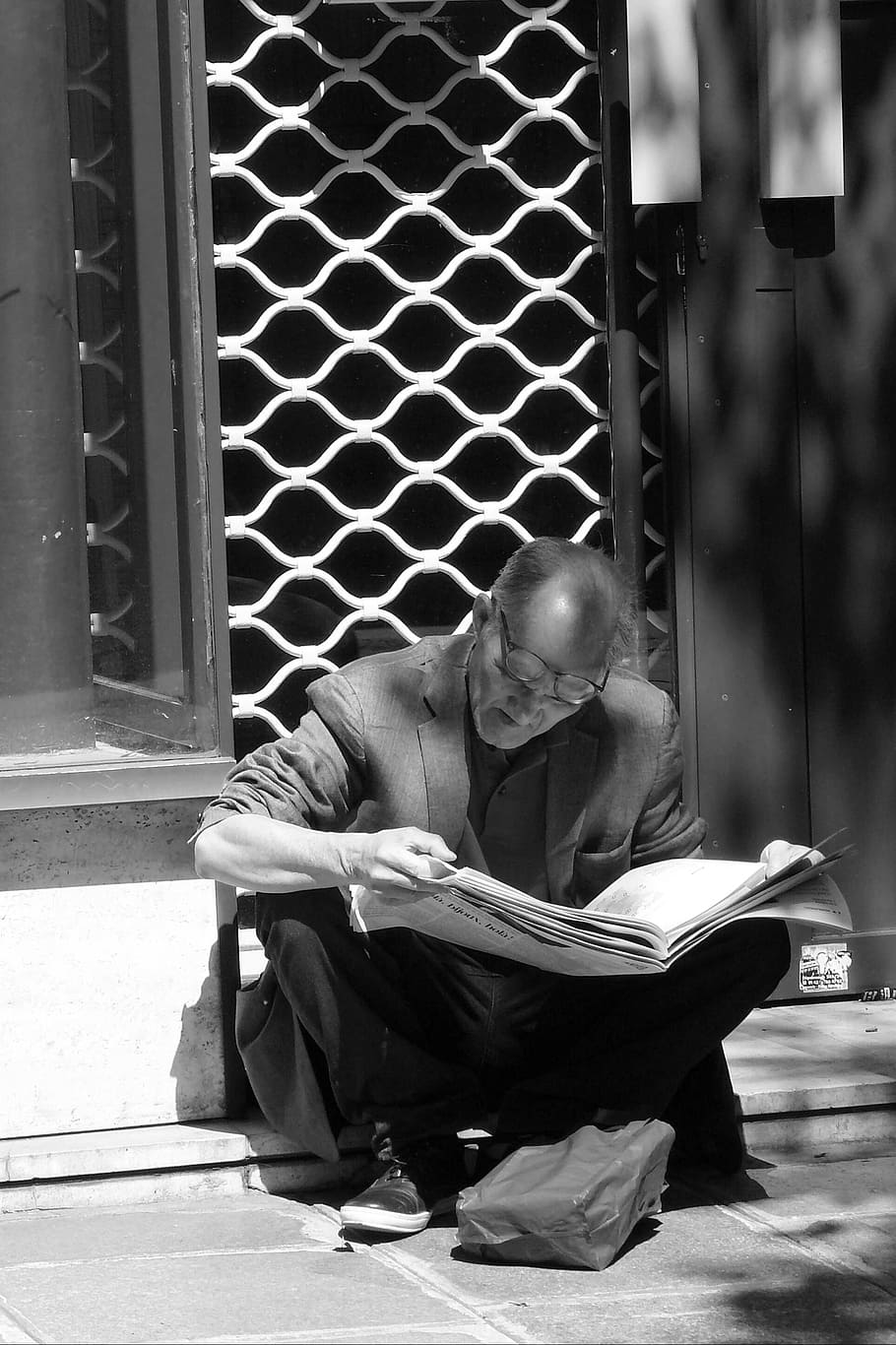 man, human, person, read, absorbed, newspaper, break, sit, reading glasses HD wallpaper