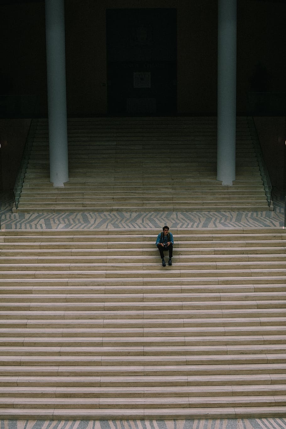 man sitting on a flight of stairs, man sitting on beige stair HD wallpaper