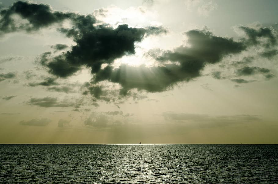 horizontal photography of horizon and sun rays, ocean water under cloudy skies during daytime HD wallpaper