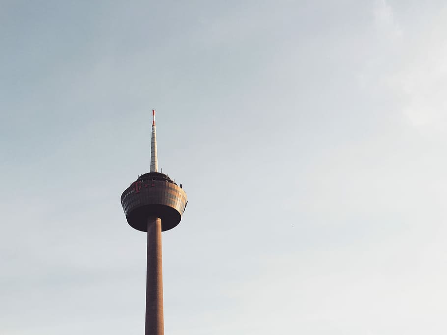 Space Needle under clear sky, CN Tower, Canada during daytime photo HD wallpaper