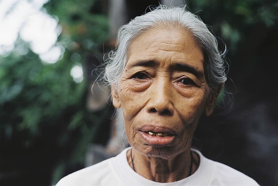 Wrinkling face. Портреты пожилых людей фото. Бали портрет. Фото седой головы женщины. Фото старых и пожилых женщин врачей.