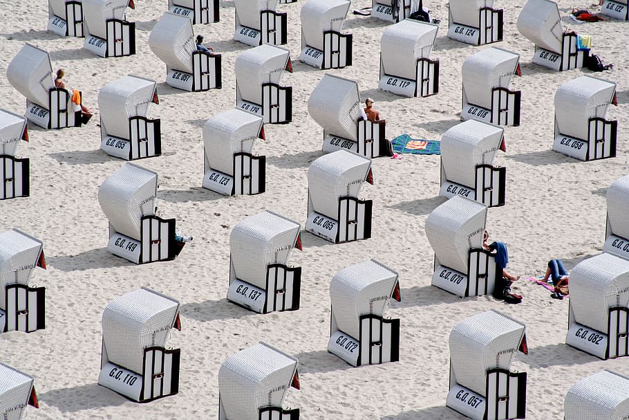 white bench lot game application, close up photo of white benches with shed on beach HD wallpaper