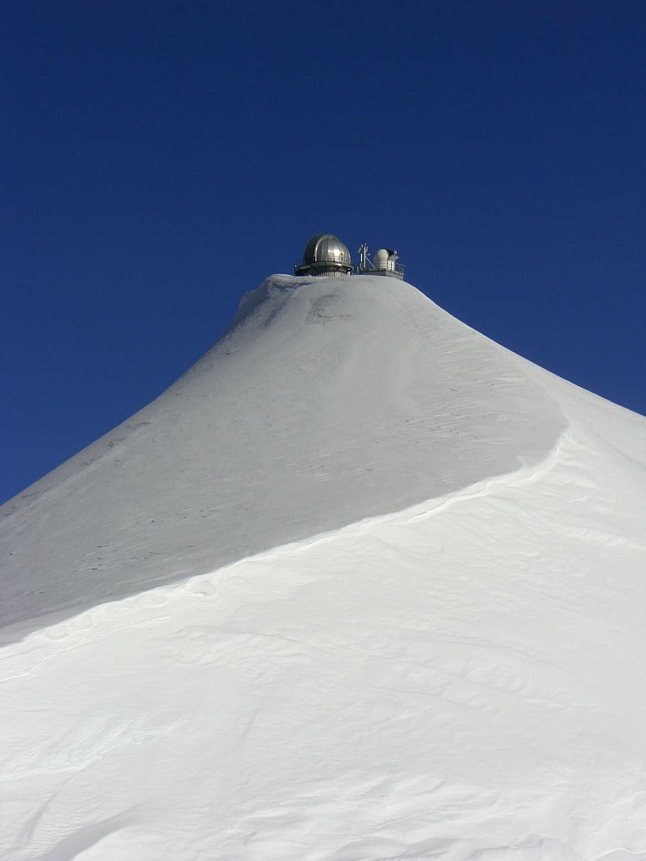 Gray Round Weather Device on Top of Snow Coated Mountain during Daytime HD wallpaper