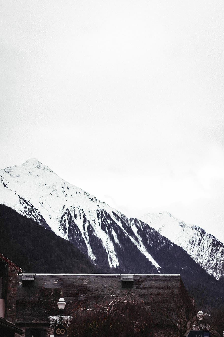 brown house near mountain ranges, landscape photo of snow covered mountai HD wallpaper