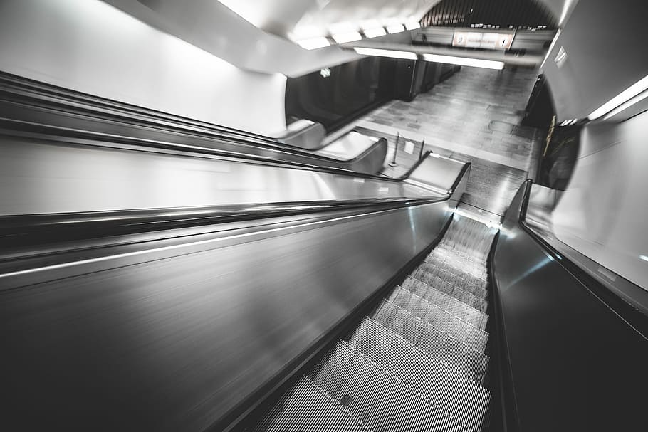 Underground Subway Escalator in Hypnotic Motion, black and white, HD wallpaper