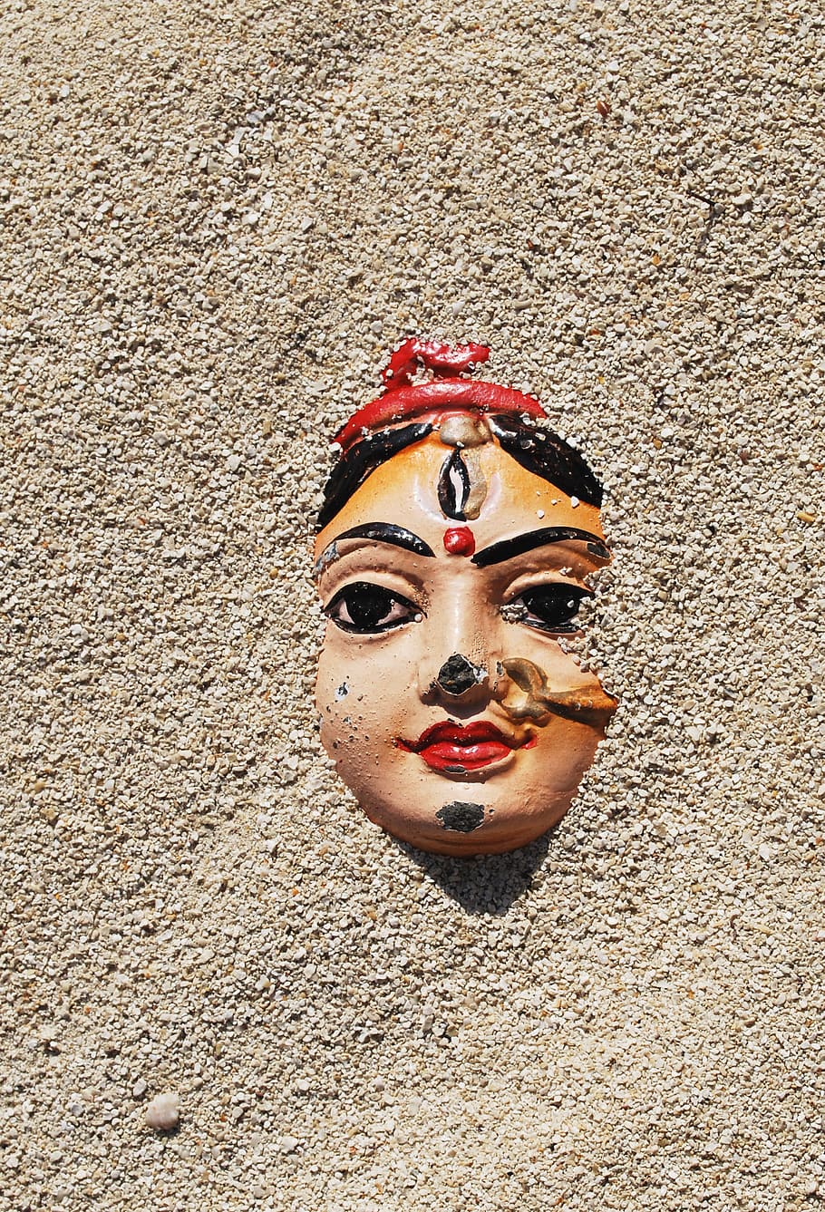 female face figurine, statue, sand, brown, black, woman, god HD wallpaper